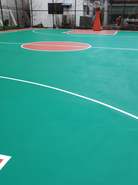 锦江 球场长期使用易出现地面开裂